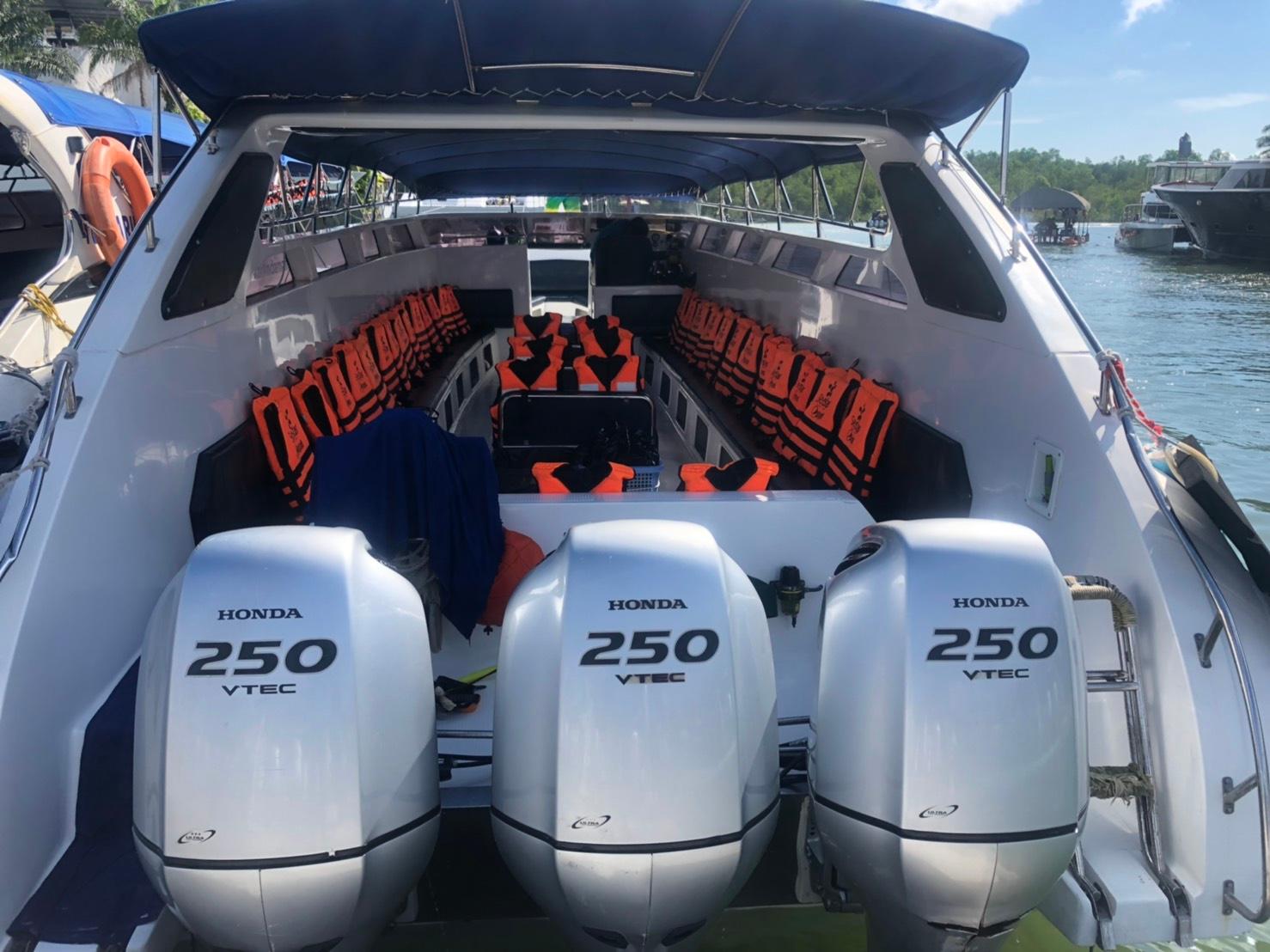 Speedboat 3 Engines by Seastar-undefined